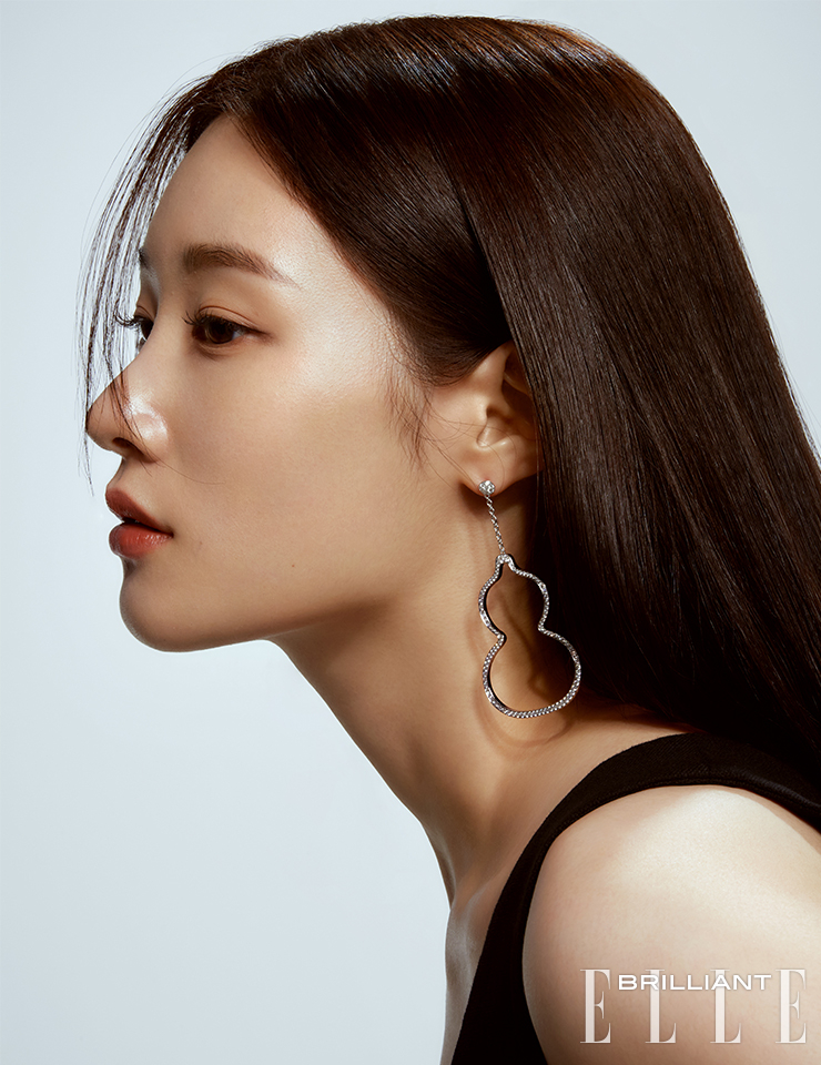 화이트 골드 소재의 라지 사이즈 ‘울루’ 이어링은 QEELIN. 톱은 LEHA.
