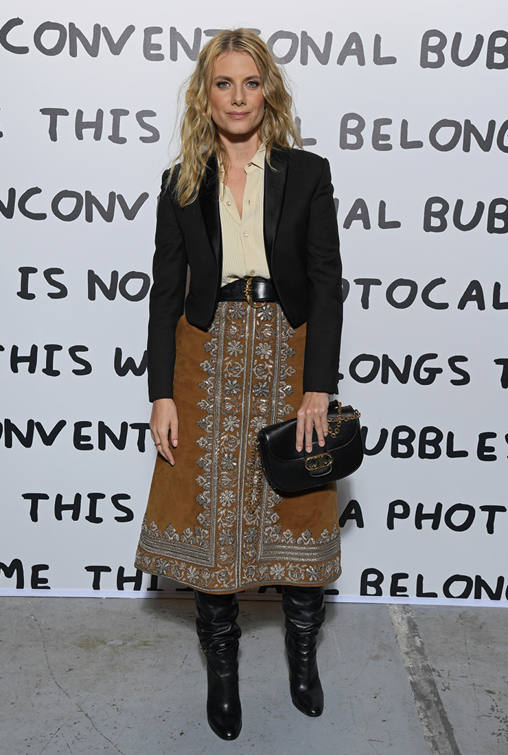 멜라니 로랑은 벽지를 연상시키는 빈티지 스커트에 실키한 블라우스를 매치했다. 