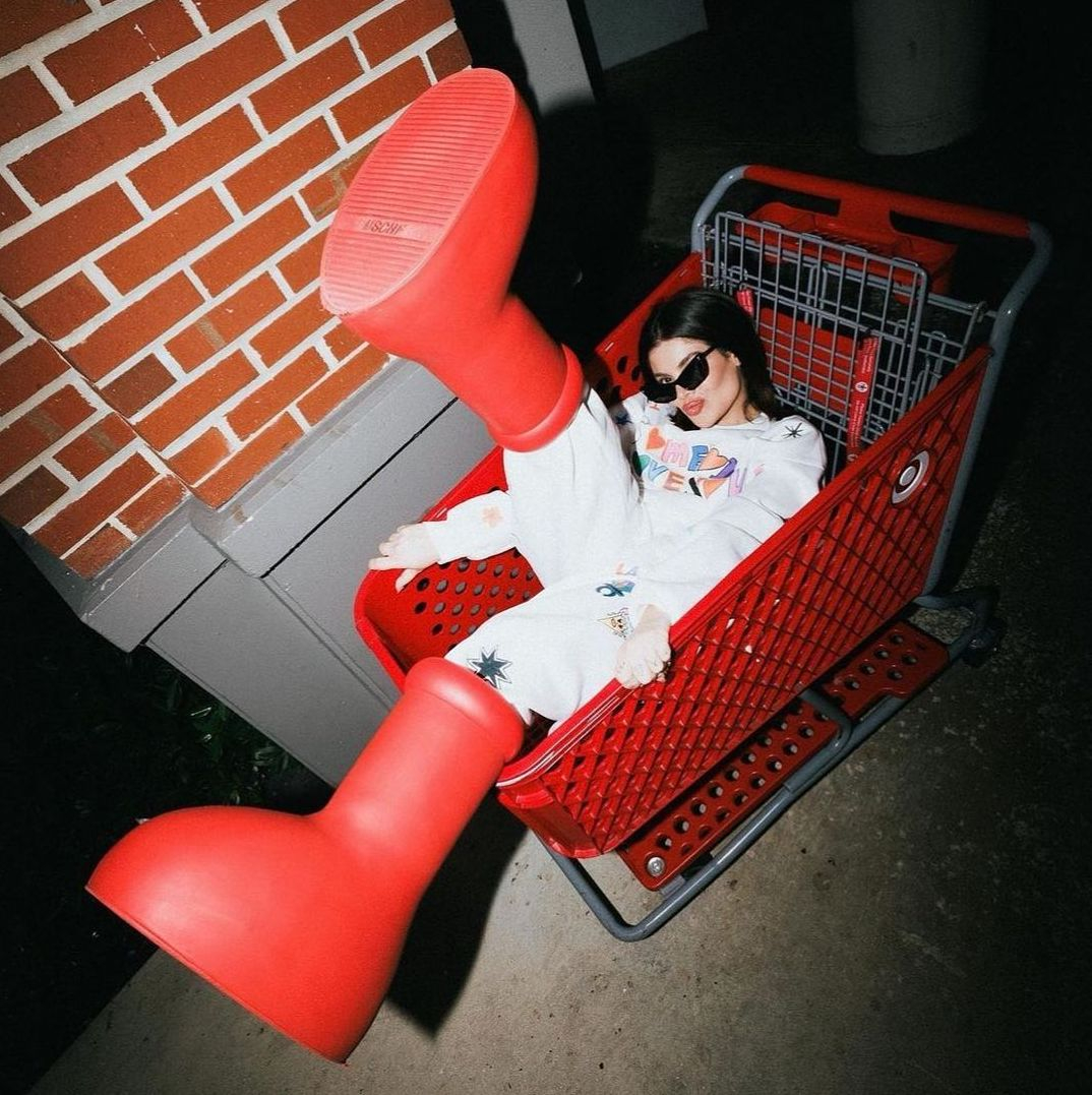 MSCHF '빅 레드 부츠'