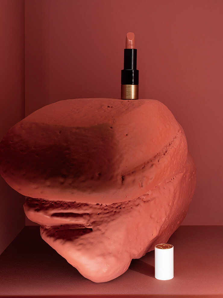 립스틱이 하나의 오브제로 기능한다는 걸 명확히 보여주는 루즈 에르메스 디스플레이.