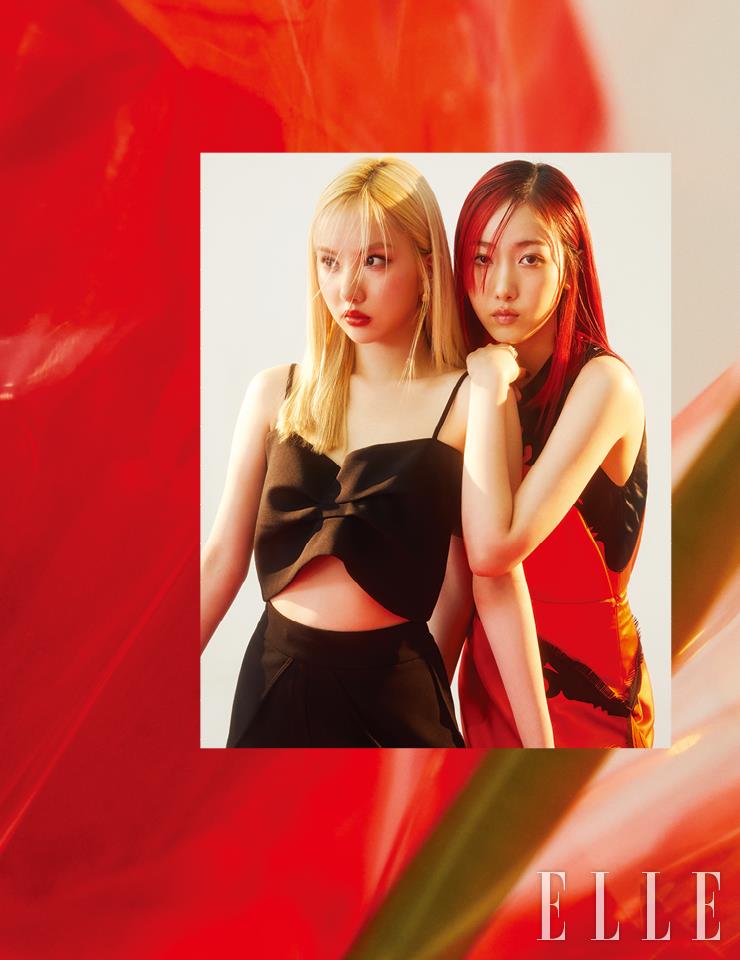 은하가 입은 리본 모양 타이백 톱과 플리츠 스커트는 모두 Recto. 레드 컬러 이어커프는 모두 Nineteen Two. 신비가 입은 블랙 레이스 디테일의 오블리크 톱과 스커트는 모두 Cedric Charlier.