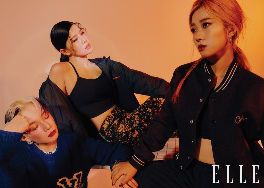 예리의 블루 니트는 Louis Vuitton. 이삭의 블랙 패딩 점퍼는 Prada. 블랙 이너 웨어 톱은 스타일리스트 소장품. 여진의 블루종은 Celine.