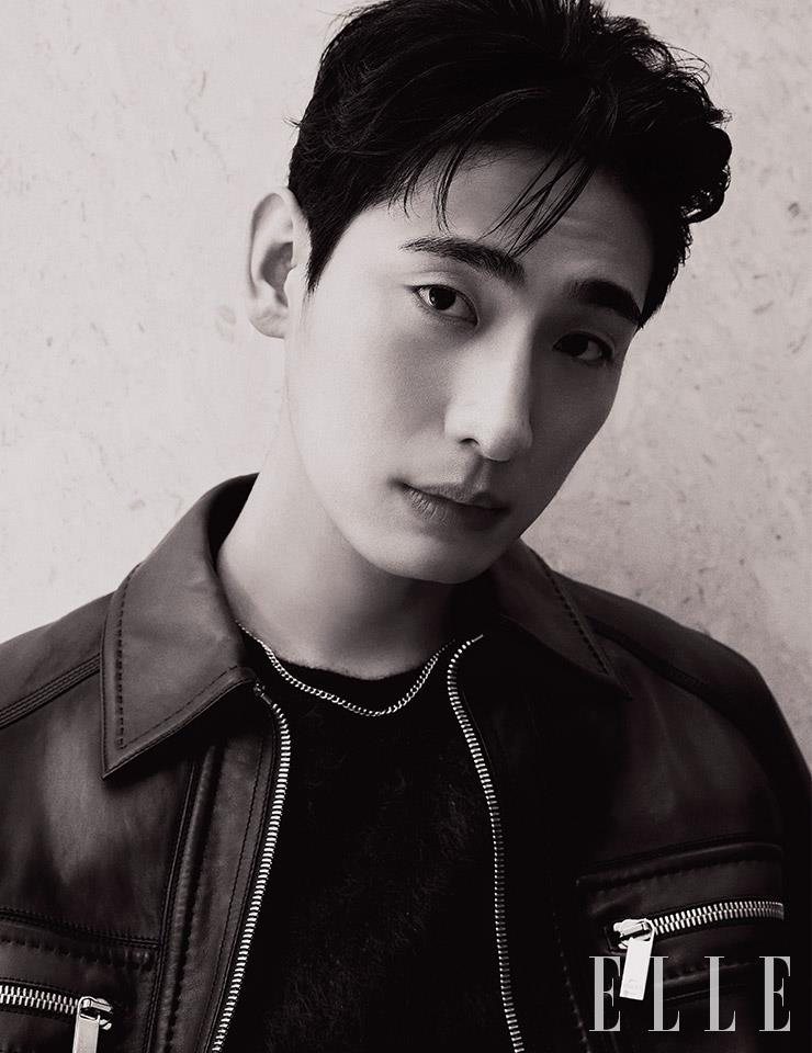 레더 블루종과 스웨터는 모두 Berluti. 실버 네크리스는 Attica.