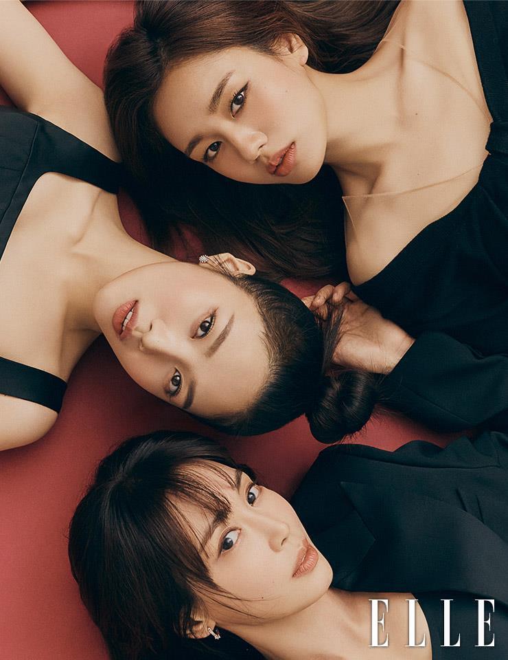 은진이 입은 니트 톱은 Alexander Wang. 수영이 입은 블랙 톱과 드레스는 모두 Aimons. 이어링은 Damiani. 예원이 입은 재킷은 Magda Butrym. 
