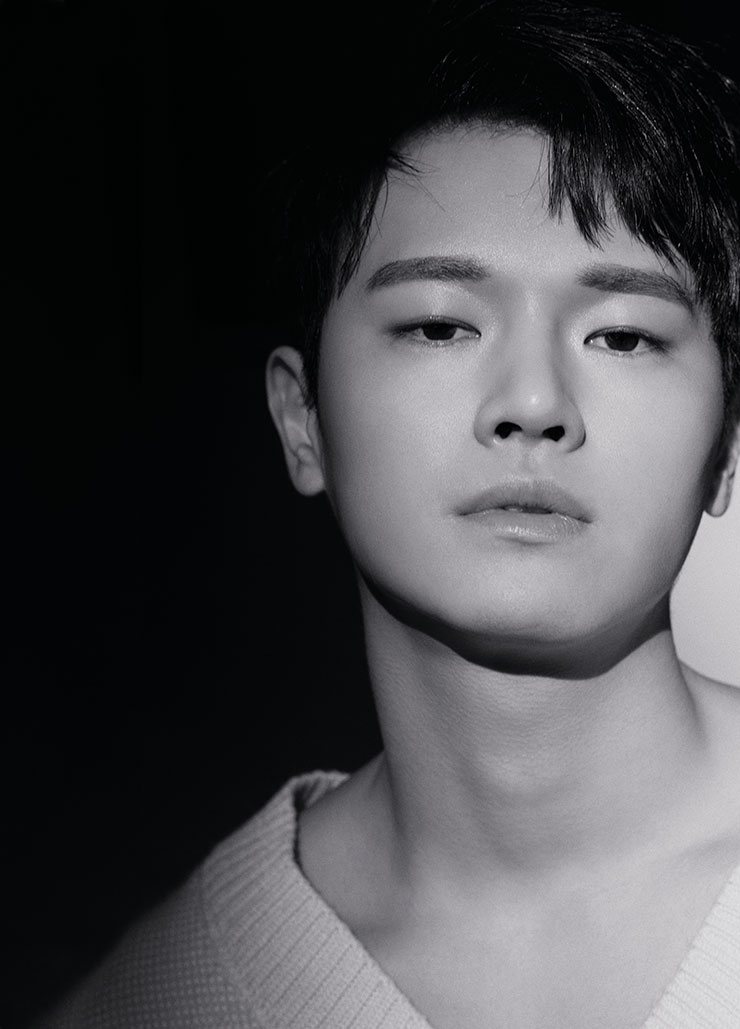 브이넥 니트는 Ami. 