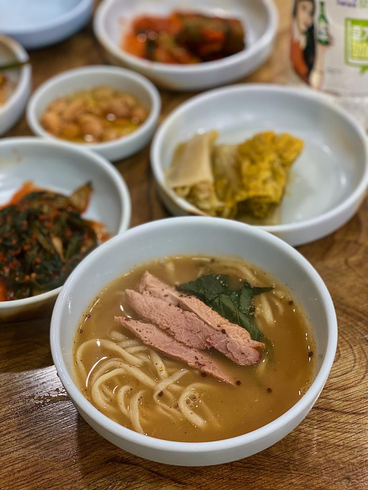 칼국수에 남은 오리를 올리면, 다시 새롭게 시작 가능.