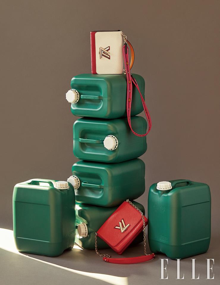 캐주얼한 패브릭 스트랩을 단 트위스트 백, 선명한 레드 컬러 트위스트 백은 모두 Louis Vuitton.