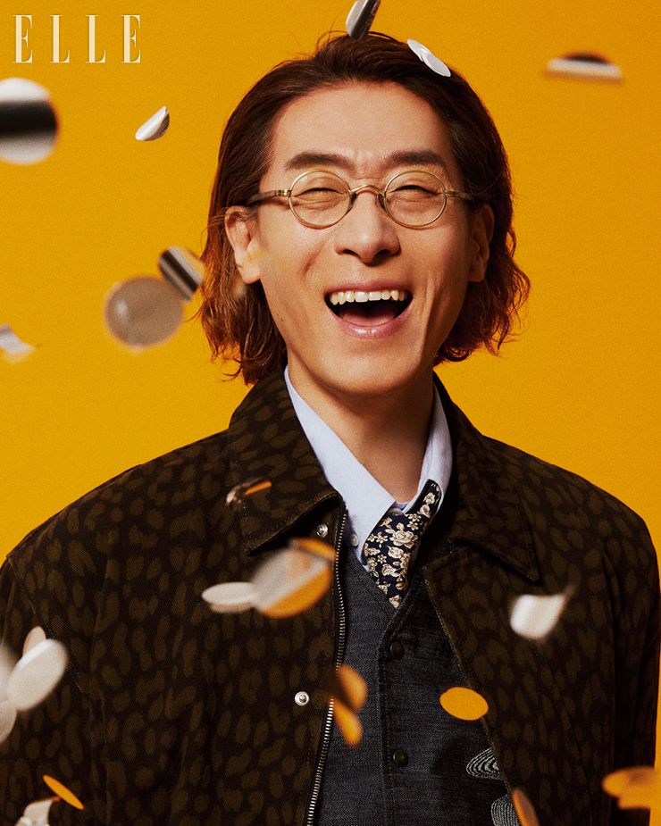 추승엽이 입은 재킷은 Maison Kitsuné. 이너 웨어 블루 셔츠는 Studio Nicholson. 팬츠는 From Arles. 안경은 본인 소장품. 베스트와 타이는 모두 스타일리스트 소장품.