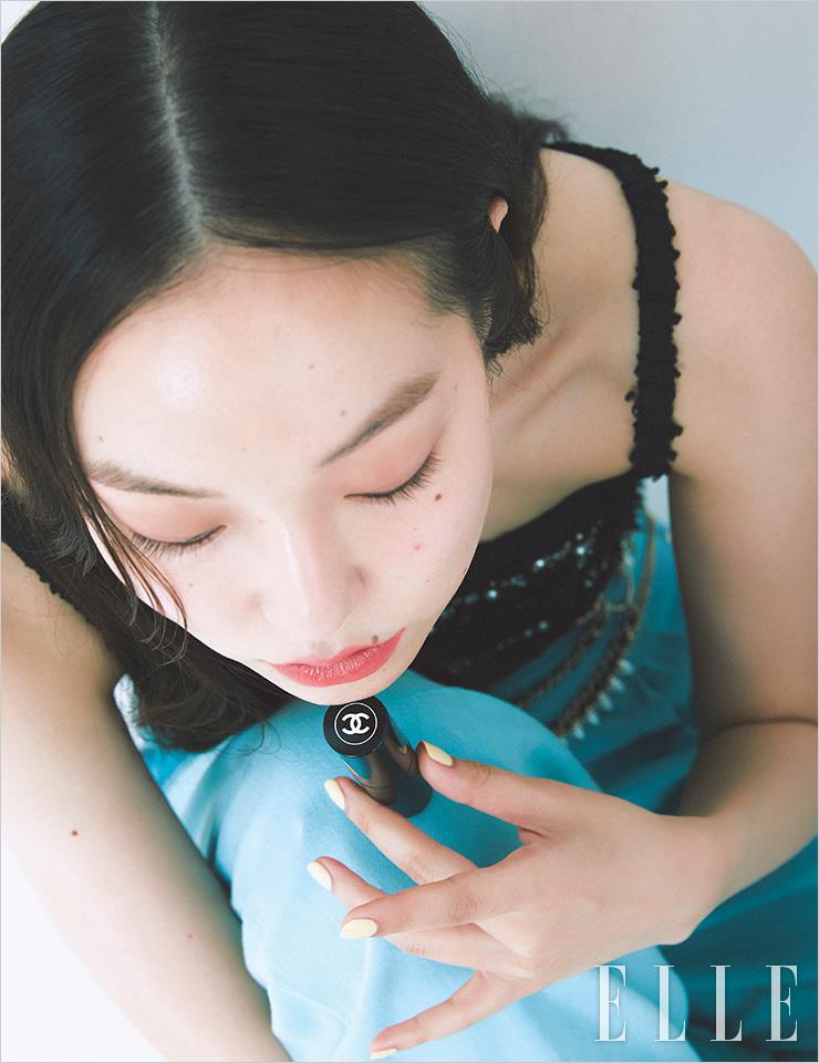 메구의 얼굴에 물기 어린 광채를 더한 바움 에쌍씨엘 글로우 스틱, 트렌스페어런트, Chanel. 블랙 트위드 슬리브리스 톱과 데님 팬츠, 벨트는 모두 Chanel. 실버 디테일의 오닉스 목걸이는 Agim Jewelry.
