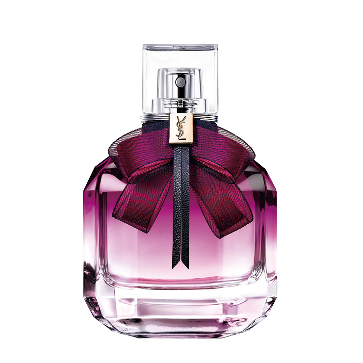 달콤한 사랑의 시작을 담은 프루티 향으로 시작해 센티폴리아 로즈와 불가리언 로즈의 센슈얼한 장미 향이 매혹적인 몽파리 인텐스 오 드 빠르펭, 50ml, 16만5천원, YSL Beauty.
