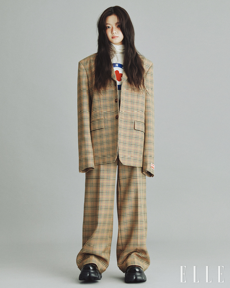 체크 패턴 수트와 터틀넥 톱은 모두 Kenzo. 옥스퍼드 슈즈는 Jeffrey Campbell. 