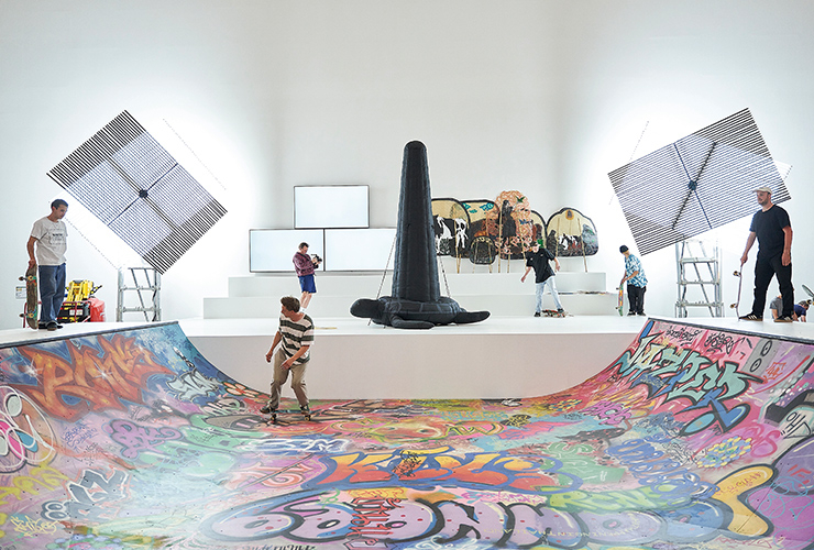 반 누르그 컬래버러티브 아츠 앤 컬처의 작품 위에서 라이딩을 즐기는 스케이트보더.