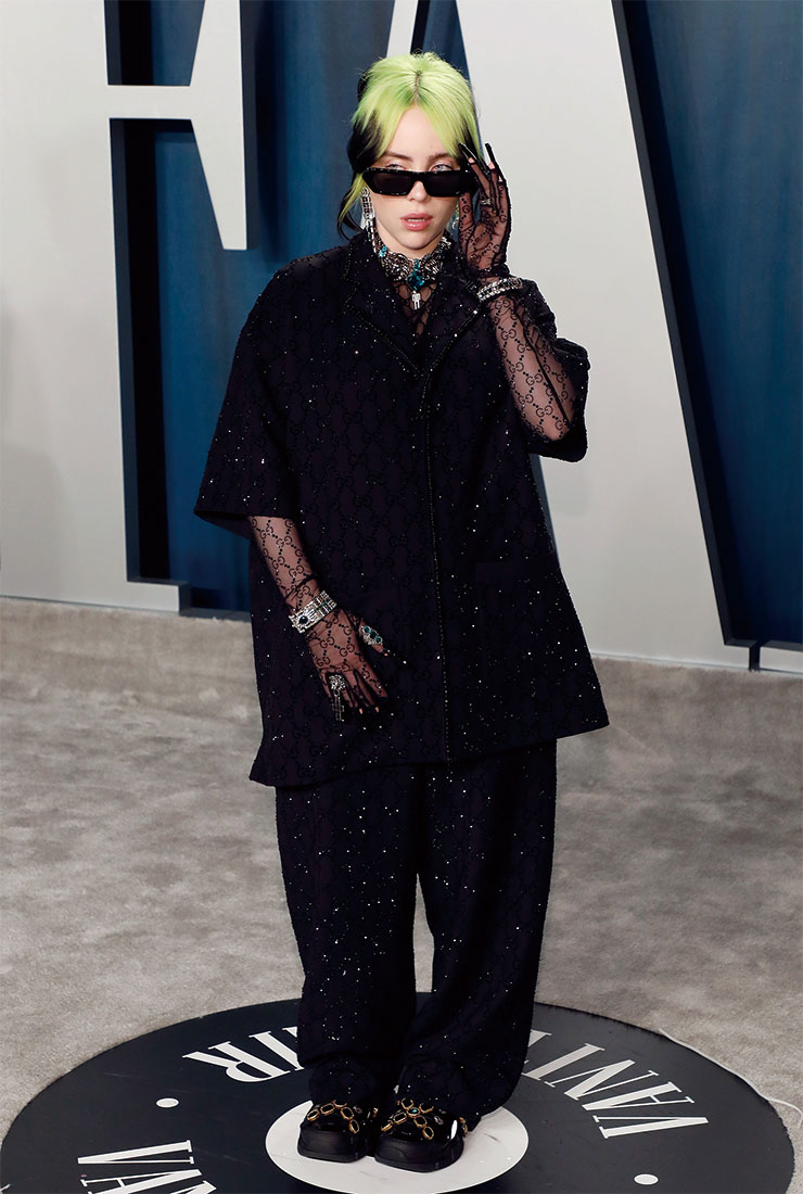 업두 스타일로 연출한 네온 컬러의 옴브레 헤어와 은은한 펄 장식의 수트로 평소보다 차분한 분위기를 연출한 그녀. 여기에 화려한 주얼리를 잔뜩 레이어드해 스웨그를 더한 센스에 주목하길.