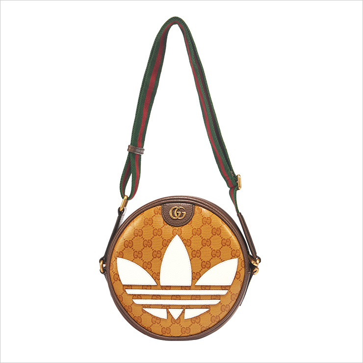 모노그램 패턴 위에 큼지막한 로고를 프린트한 탬버린 백은 2백58만원, Adidas x Gucci.