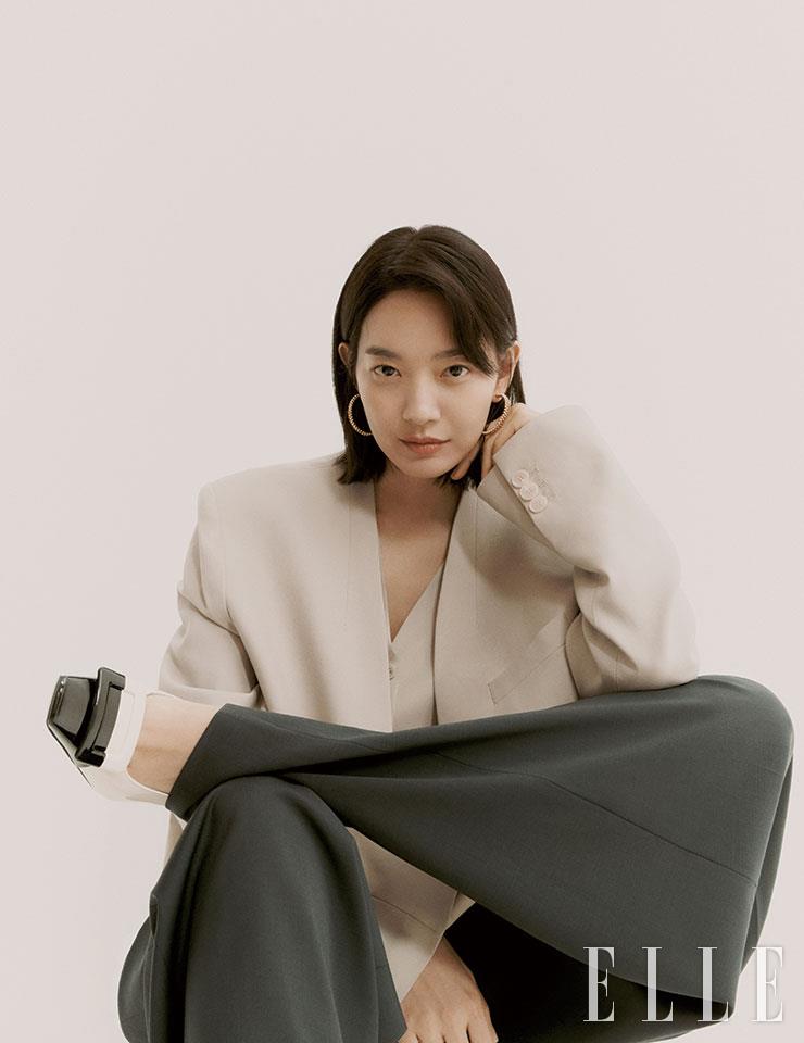 투 톤 컬러의 ‘벨 비비에’ 펌프스는 Roger Vivier. 오버사이즈 재킷과 베스트, 네이비 팬츠는 모두 Low Classic. 골드 후프 이어링은 Cartier.