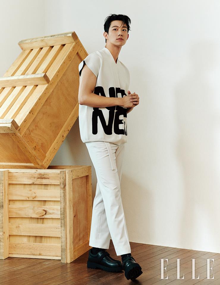 크림 컬러의 프린트 톱과 팬츠, 슈즈는 모두 Valentino. 