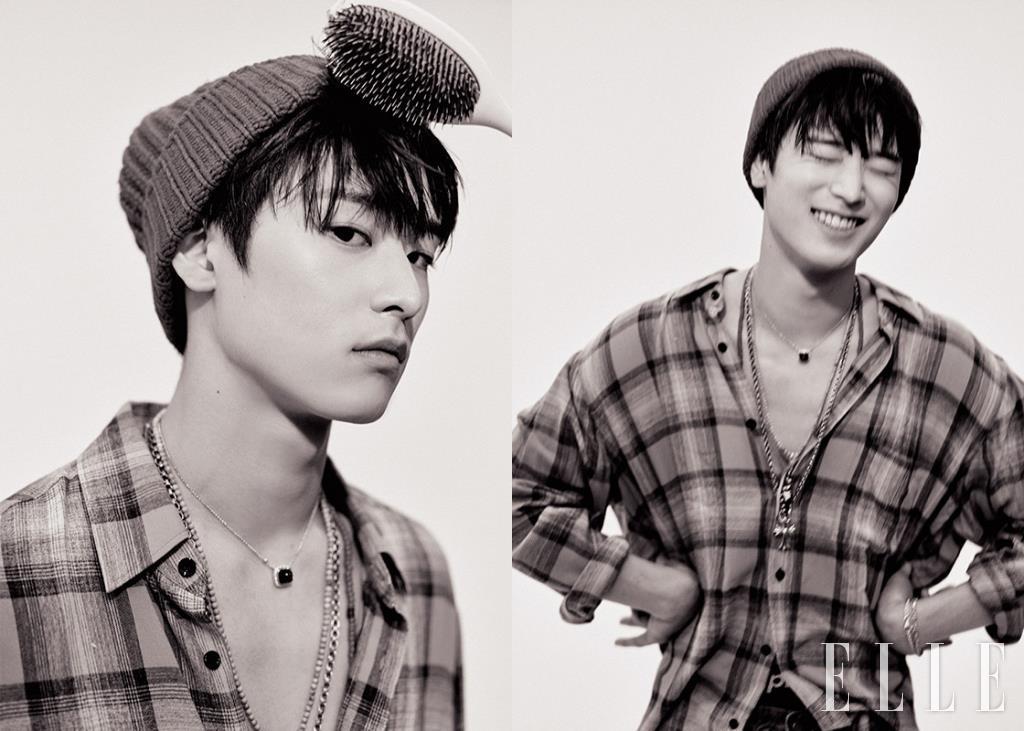 체크 셔츠는 Celine Homme by Hedi Slimane. 데님 쇼츠는 Polo Ralph Lauren. 블루 토파즈 펜던트 네크리스는 Fred. 실버 롱 네크리스는 Chrome Hearts. 레이어드한 비즈 네크리스와 반지, 비니는 모두 스타일리스트 소장품.