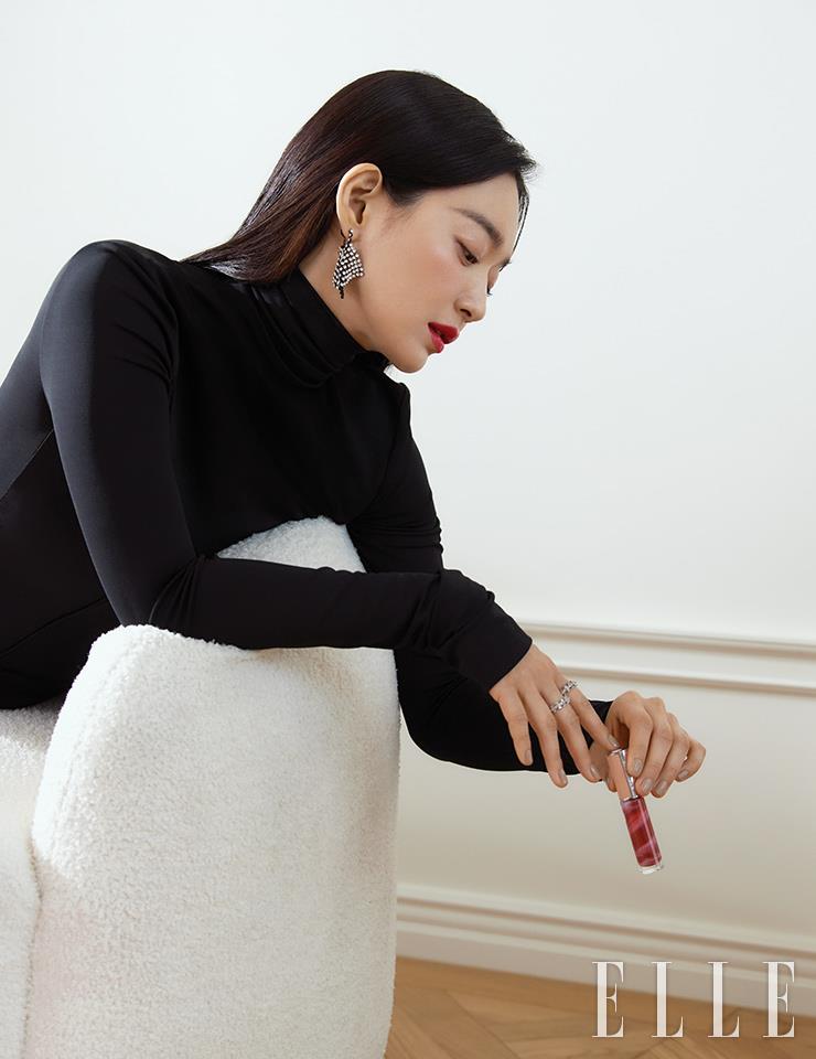 동물이 아닌 선인장에서 얻은 가죽을 사용한 뚜껑 캡으로 쿠튀르 감성을 잃지 않으면서도 윤리적 가치를 실현한다. 시어 버터와 히알루론산 유도체, 비타민 C 유도체 등이 입술에 풍부한 스킨케어 효과를 부여하고 지방시뷰티만의 아이코닉한 레드 톤으로 물들이는 로즈 퍼펙토 리퀴드 립밤, N37 루즈 그레네, 4만8천원대, Givenchy Beauty.