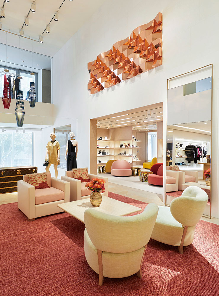 루이 비통 여성 컬렉션이 자리한 2층 공간. 