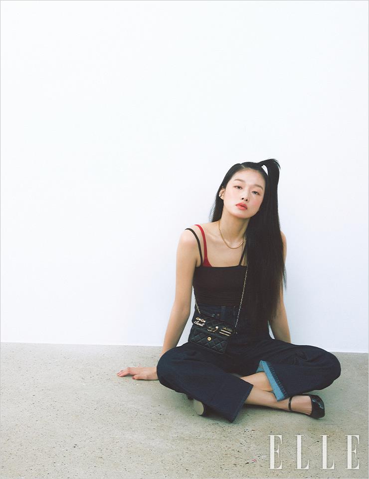 아라의 건강한 윤기 피부를 연출해 준 레 베쥬 젤 쿠션, Chanel. 다양한 참이 달린 베니티 백은 Chanel. 브라운 스트랩 탱크톱은 Baserange. 레드 브라톱은 스타일리스트 소장품. 딥 블루 데님 팬츠는 Levi’s. 메리 제인 슈즈는 Repetto.