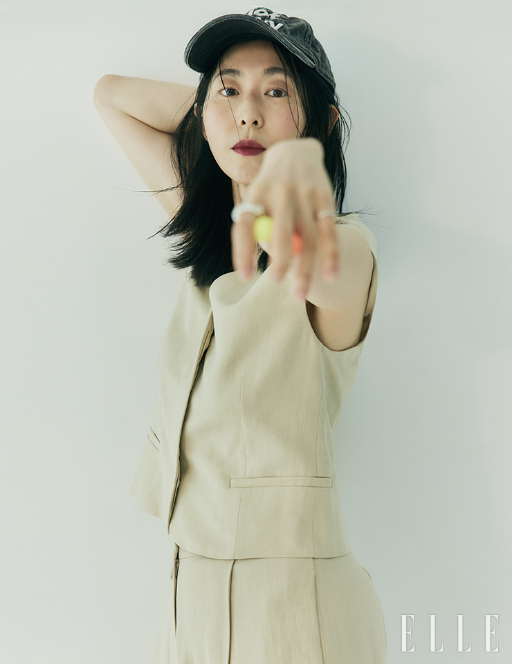 베스트와 팬츠는 모두 COS. 캡은 Vetements. 볼드한 링은 Soorium. 얇은 링은 스타일리스트 소장품.