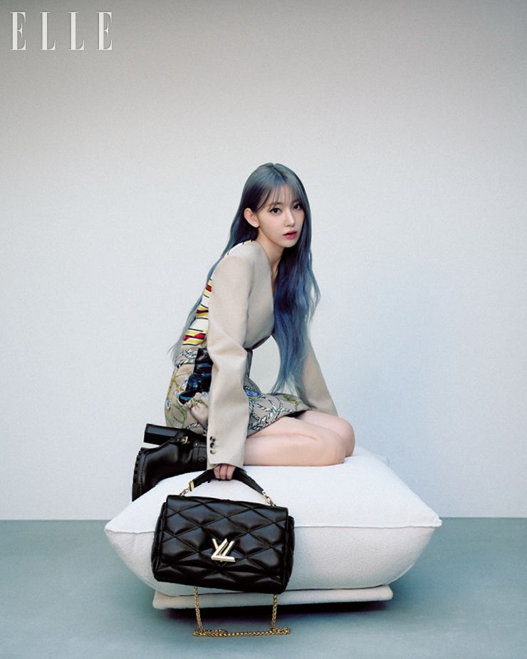  스트라이프 톱과 프린트 미니스커트, ‘스타 트레일’ 앵클부츠, ‘GO-14 GM’ 백은 모두 Louis Vuitton.
