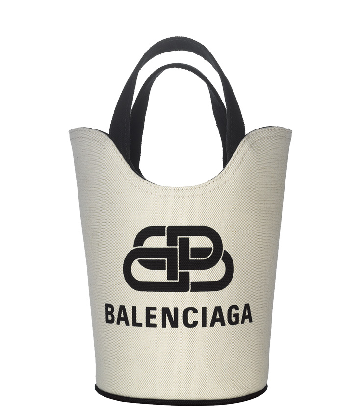 캔버스로 만든 둥근 실루엣의 버킷 백은 1백7만5천원, Balenciaga. 
