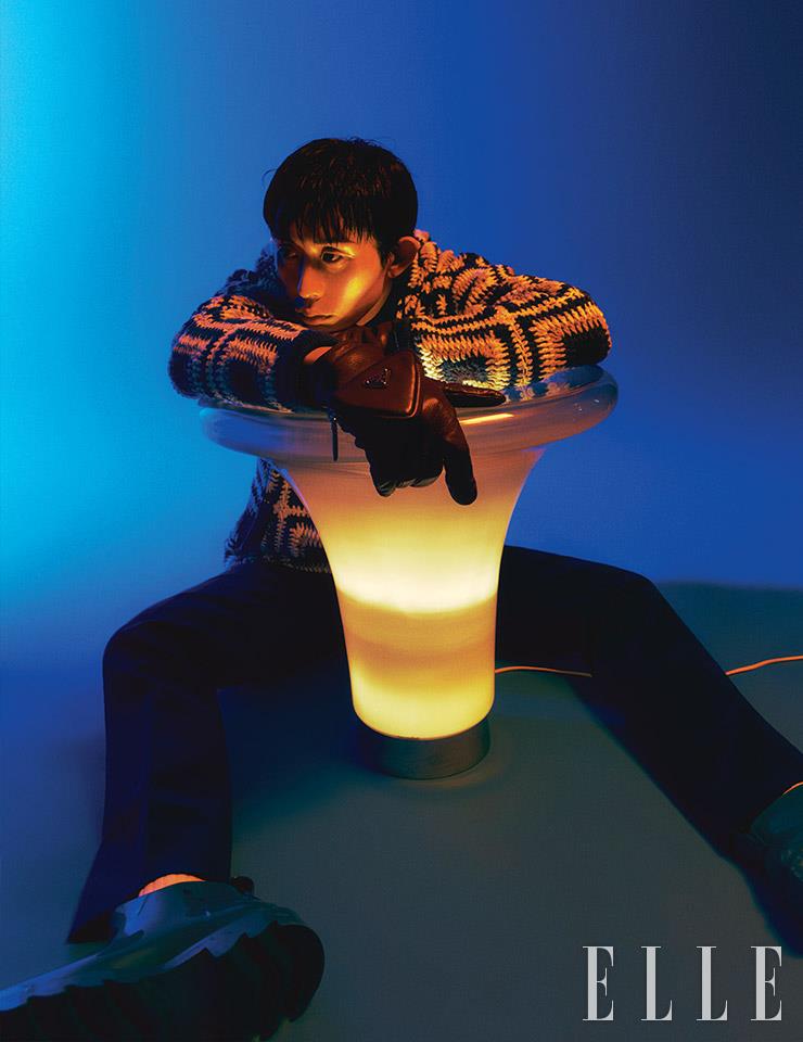 블루 컬러 셔츠와 팬츠는 모두 Fendi. 러버 슈즈는 Bottega Veneta. 포켓이 패치워크된 글러브는 Prada. 크로셰 점퍼는 개인 소장품. 