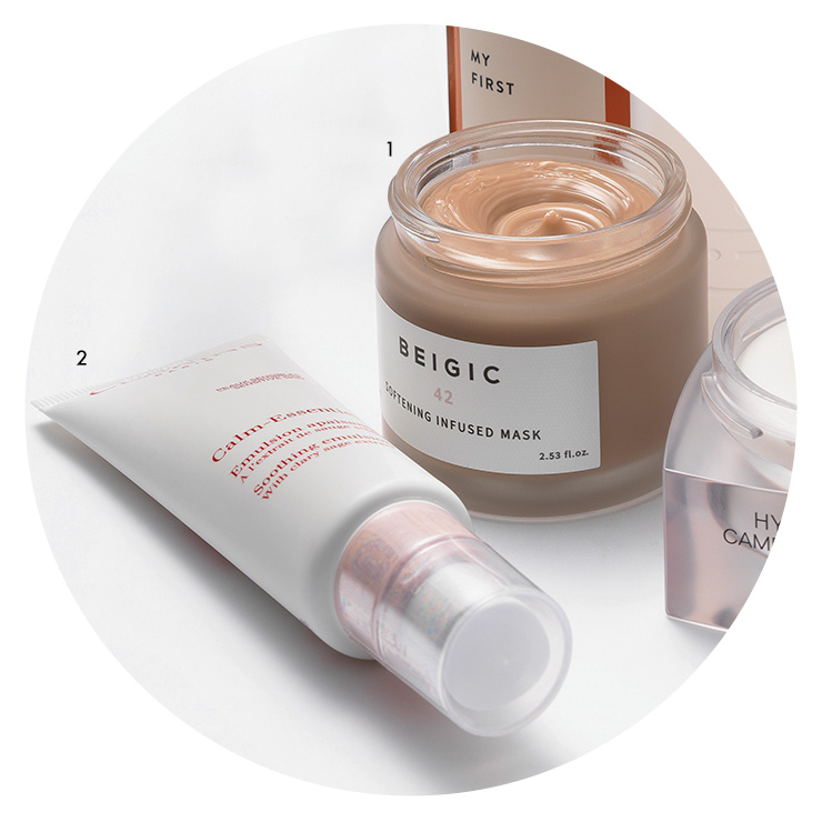 1 피부에 착 밀착되는 커피 향의 워시오프 마스크. 세안 후 얼굴에 도톰하게 도포하고 20분 후 씻어내면 하루의 피로도 같이 씻겨나가는 기분이다. 공정무역을 통해 수확한 커피 추출물을 사용하고, 동물 유래 성분을 배제한 비건 제품이다. 소프트닝 인퓨즈드 마스크 42, 4만5천원, Beigic. 2 재활용 플라스틱을 사용한 에어리스 패키지가 눈에 띈다. 피부 진정에 탁월한 클라리 세이지 추출물이 예민한 피부를 부드럽게 케어해 준다. 캄-에센셜 수딩 에멀전, 7만2천원, Clarins. 