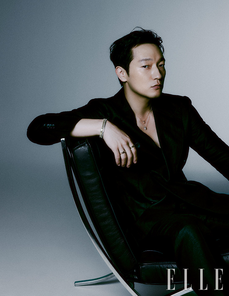 하반기 출시 예정인 옐로 골드, 화이트 골드를 각각 소재로 한 벨 에포크 릴 네크리스, 옐로 골드에 다이아몬드를 세팅한 벨 에포크 릴 테니스 브레이슬릿, 화이트 골드의 벨 에포크 릴 테니스 브레이슬릿, 검지와 약지에 각각 착용한 옐로 골드와 핑크 골드의 벨 에포크 릴 링은 모두 Damiani.