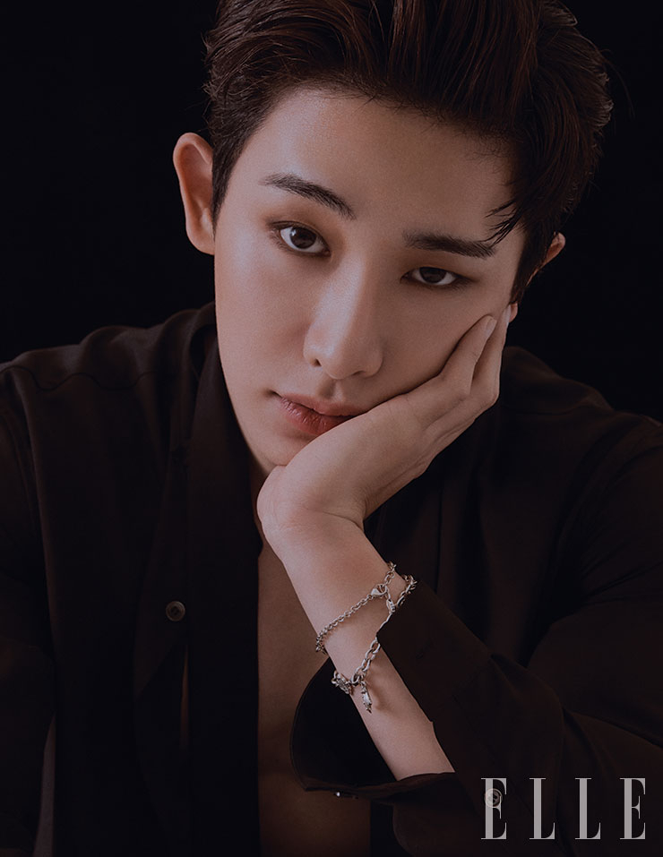 블랙 셔츠는 Songzio Homme. 팔찌는 모두 Rocking AG.