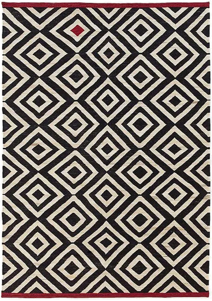 터키의 고대 전통 융단인 ‘킬림(Kilim)’을 현대적으로 재해석한 러그. 파키스탄의 숙련된 장인들이 대나무로 직조한 ‘멜란지 다이아(Me´lange Dia)’는 2백90만원, Nanimarquina by The Conran Shop.