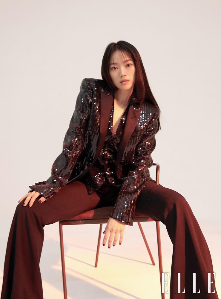 아우터웨어는 Saint Laurent. 이너 베스트는 Saint Laurent by Yoox. 팬츠는 Romanchic.