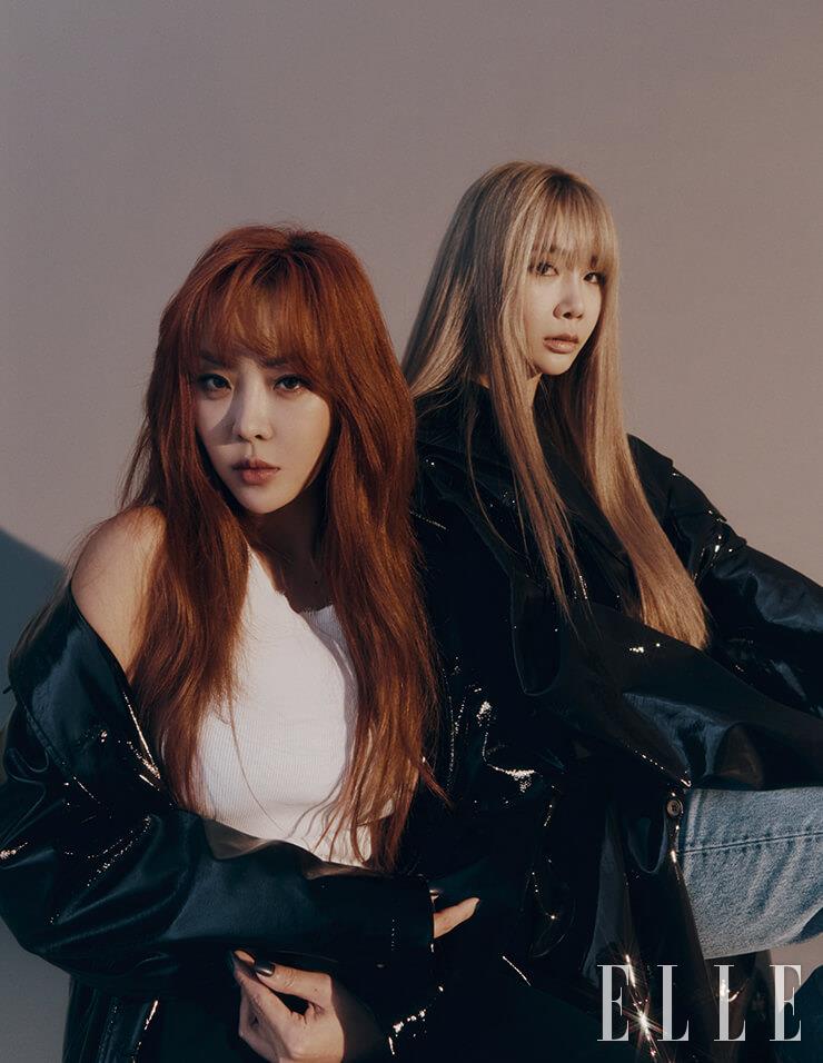 나르샤가 입은 페이턴트 코트는 Blank. 톱은 스타일리스트 소장품. 제아가 입은 맥시 코트는 Maxxij. 데님 팬츠는 Locle.