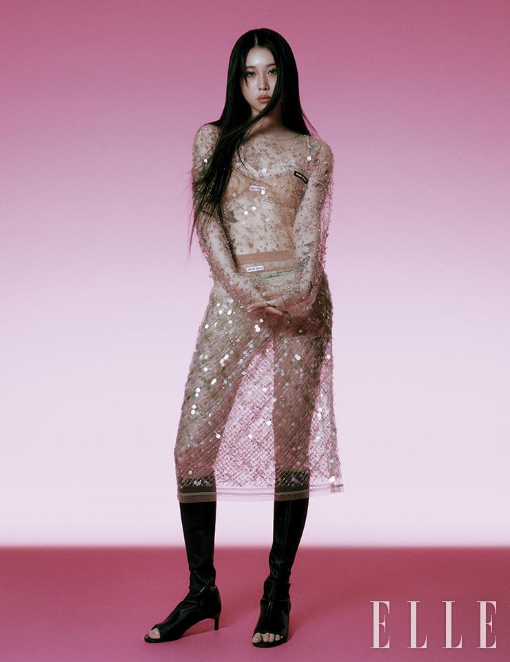 비즈 장식의 톱과 스커트, 브라톱과 브리프, 오픈 토 부츠는 모두 Miu Miu.