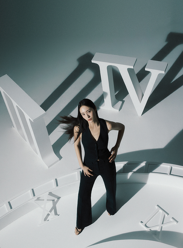 베스트와 팬츠는 모두 Theballon. 블랙 샌들 힐은 Sam Edelman. 