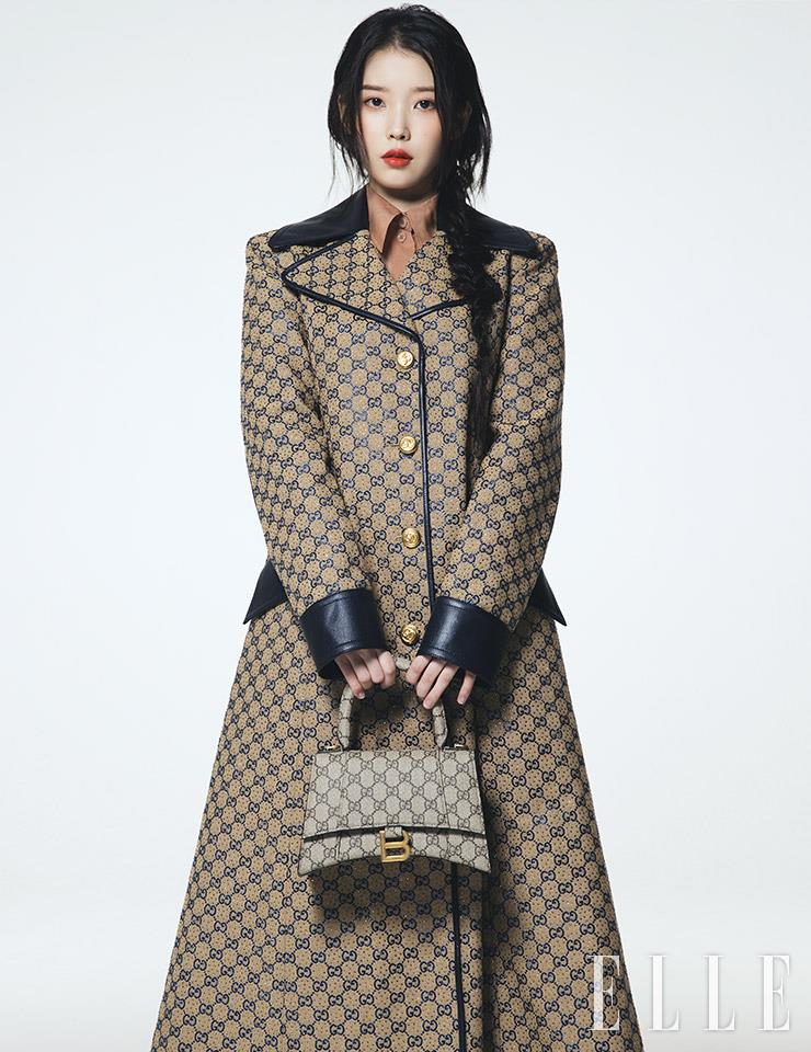 가죽을 트리밍한 모노그램 패턴의 롱 코트와 셔츠, GG 수프림 캔버스 미니 아워글라스 백은 모두 Gucci.