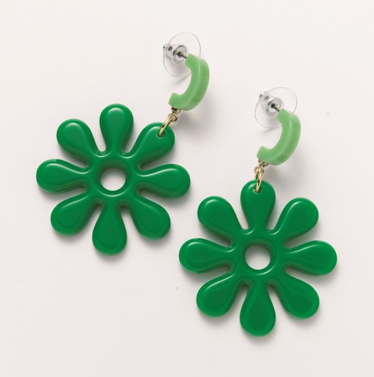 키치한 플라워 펜던트 장식의 이어링은 4만9천원, Fruta.