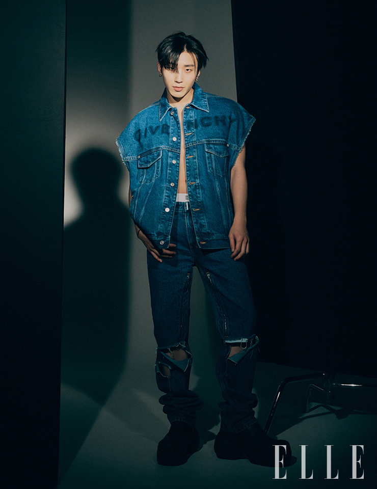 문종업이 착용한 데님 베스트와 팬츠, 언더웨어, 러버 부츠, 이어링은 모두 Givenchy. 네크리스와 브레이슬릿은 스타일리스트 소장품. 이어링은 아티스트 소장품.