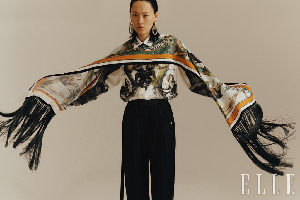 프린지 장식의 실크 스카프는 1백28만원, 원숭이 프린트의 셔츠는 1백79만원, 팬츠는 1백45만원, 모두 Burberry. 빅 체인 이어링은 가격 미정, Mulberry.