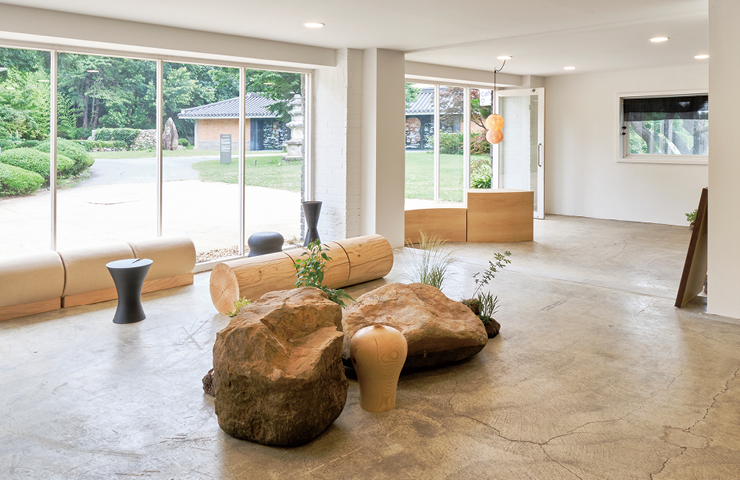 박물관 옆 카페 온양. 기획 전시로 온양민속박물관과 인연을 맺은 임정주 작가의 오브제로 곳곳을 채웠다. 