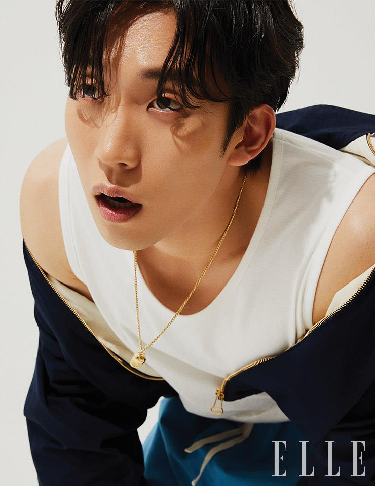 네이비 블루종과 블루 쇼츠는 모두 Gucci. 골드 펜던트가 달린 네크리스는 Mama Casar.