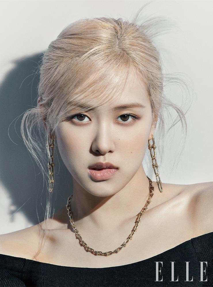 뉴욕의 화려하고 대담한 스타일을 담은 18K 옐로골드 티파니 하드웨어 그레듀에이티드 링크 이어링, 유니섹스로 착용 가능한 18K 옐로골드 티파니 하드웨어 미디엄 링크 네크리스는 모두 Tiffany & Co. 오프숄더 톱은 Aimons. 