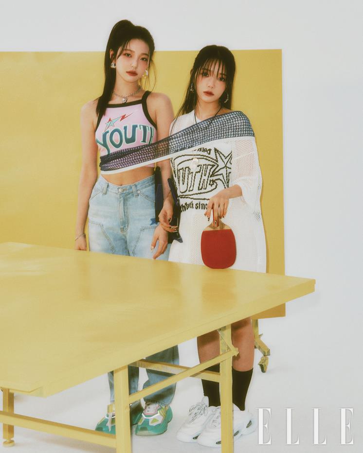 (왼쪽부터) 지헌이 입은 톱과 데님 팬츠는 모두 Youthbath. 스니커즈는 Dolce & Gabbana. 지선이 입은 네트 톱과 스니커즈는 모두 Dolce & Gabbana. 이어링은 Chrome Hearts.