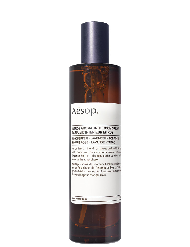  따뜻한 시더우드와 샌들우드 베이스 위에 핑크 페퍼, 라벤더, 미모사를 블렌딩해 공간에 활기찬 기운을 더해주는 이스트로스 아로마틱 룸 스프레이, 6만3천원, Ae-sop.