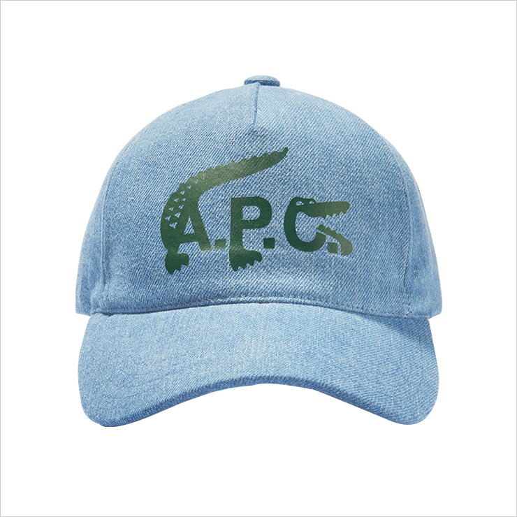 크로커 다일 심벌과 타이포그래피 로고를 결합한 데님 볼 캡은 16만9천원, A.P.C. x Lacoste.