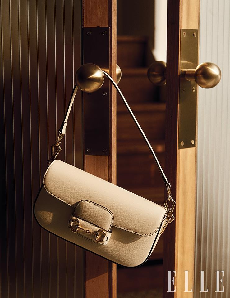 클래식한 직사각형의 화이트 레더 ‘구찌 홀스빗 1955’ 숄더백은 Gucci.