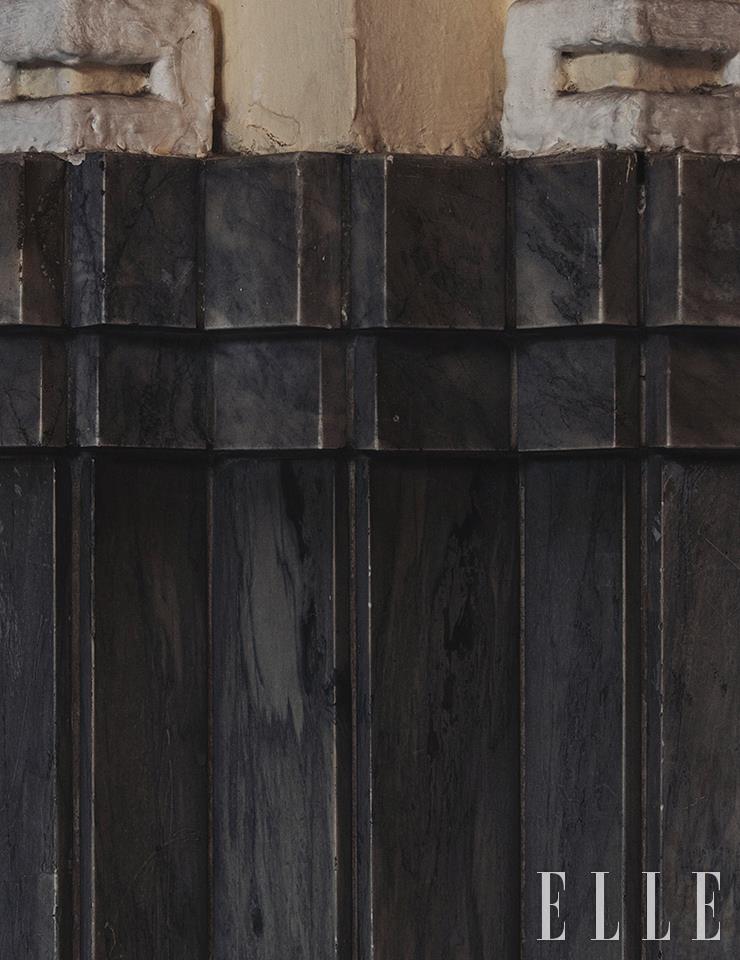 구조적인 형태가 돋보이는 기둥.