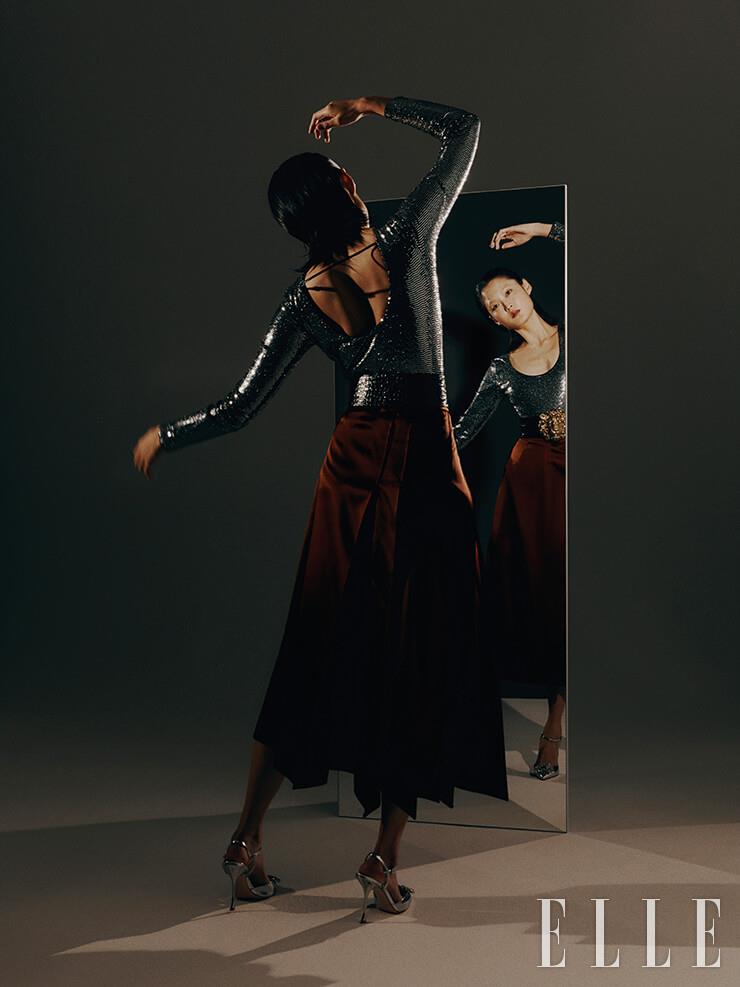 백리스 시퀸 톱은 1백40만원, 롱스커트는 2백10만원, 골드 장식의 벨트는 7백80만원, 모두 Gucci. 스틸레토 힐은 2백67만원, Roger Vivier. 