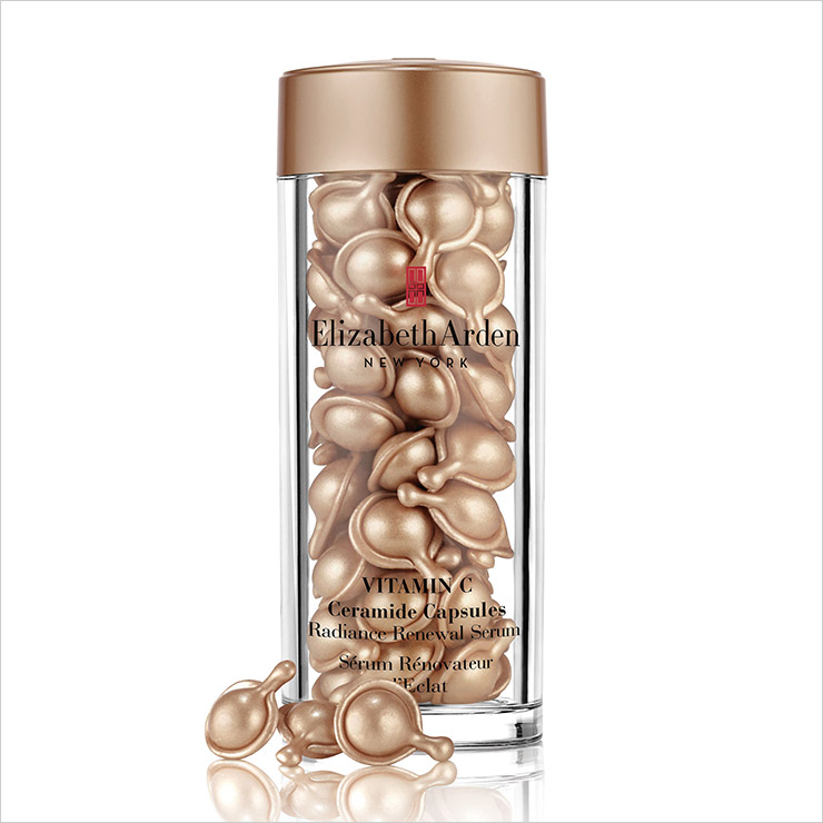 비타민 C를 지용성으로 조제해 피부 장벽을 무너뜨리지 않고 서서히 흡수된다. 비타민 C 세라마이드 캡슐 래디언스 리뉴얼 세럼, 60캡슐 12만6천원대, Elizabeth Arden.